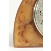 R LALIQUE (1860-1945) et Ato pendule électrique "butterscotch"