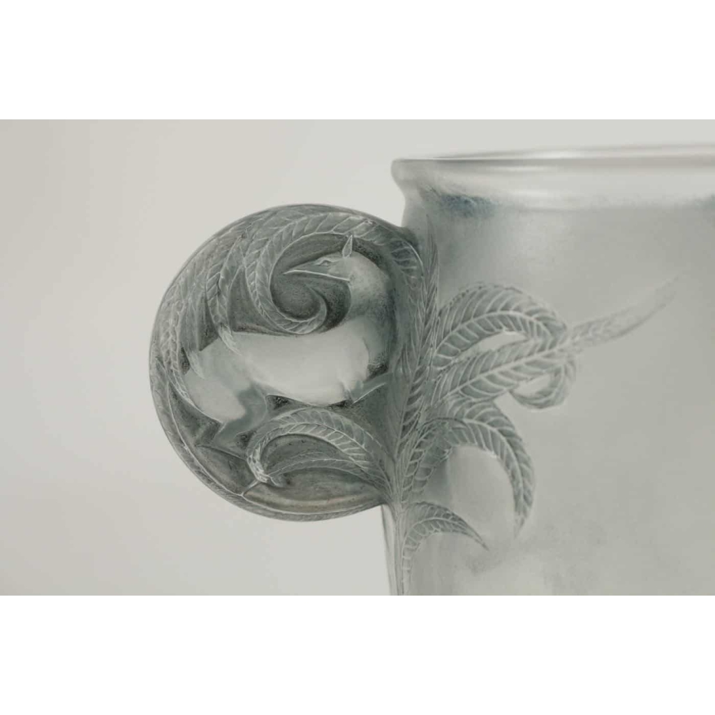 R Lalique Vase «Yvelines» dit aussi Vase «Oreilles biches» | Biron R Lalique Vase «Yvelines» dit aussi Vase «Oreilles biches»