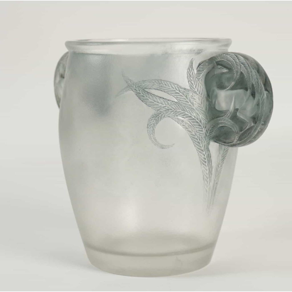 R Lalique Vase «Yvelines» dit aussi Vase «Oreilles biches» | Biron R Lalique Vase «Yvelines» dit aussi Vase «Oreilles biches»