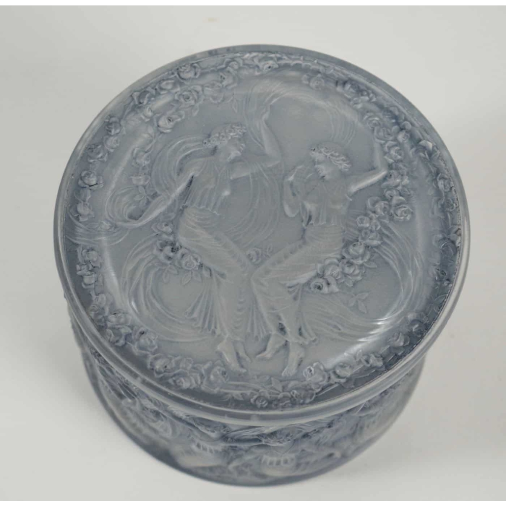 René LALIQUE (1860-1945) BOÎTE RONDE « FIGURINES ET VOILES » | Biron René LALIQUE (1860-1945) BOÎTE RONDE « FIGURINES ET VOILES"