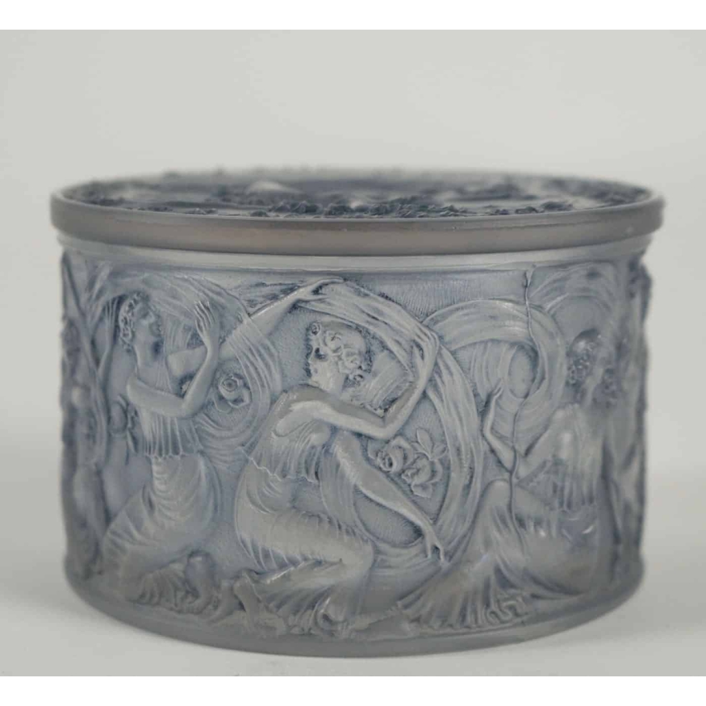 René LALIQUE (1860-1945) BOÎTE RONDE « FIGURINES ET VOILES » | Biron René LALIQUE (1860-1945) BOÎTE RONDE « FIGURINES ET VOILES"
