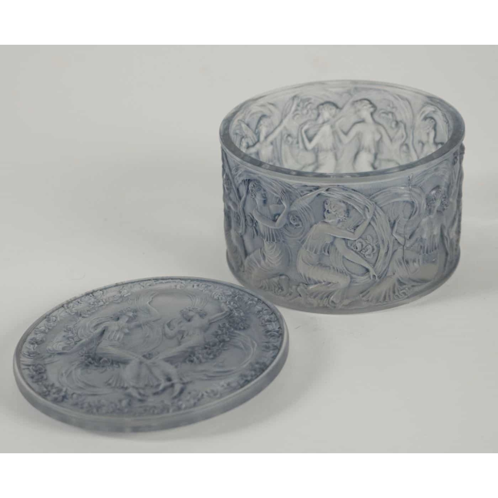 René LALIQUE (1860-1945) BOÎTE RONDE « FIGURINES ET VOILES » | Biron René LALIQUE (1860-1945) BOÎTE RONDE « FIGURINES ET VOILES"