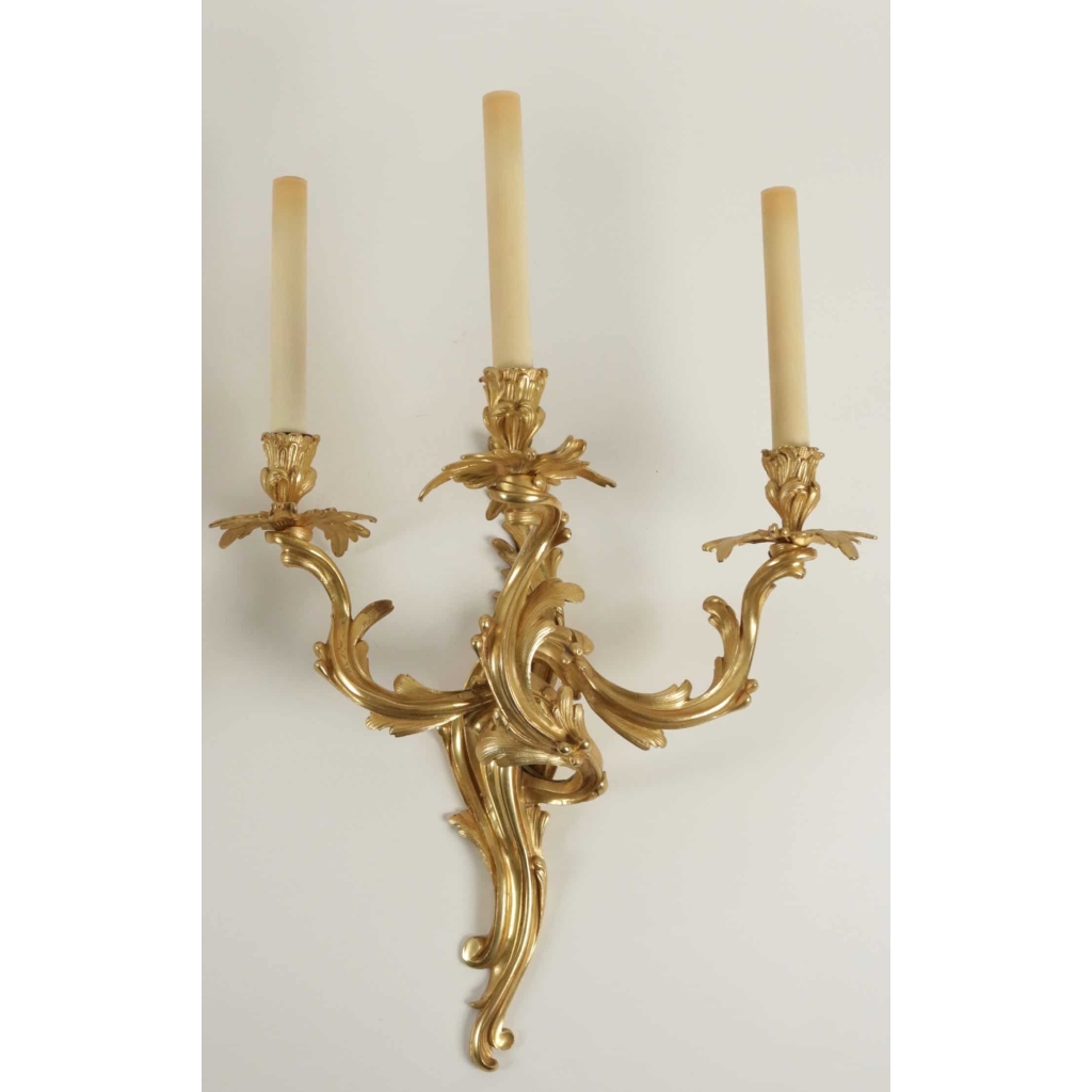 Suite de quatre appliques de style Louis XV, époque Napoléon III (1848 – 1870). | Biron Suite de quatre appliques de style Louis XV, époque Napoléon III (1848 - 1870).