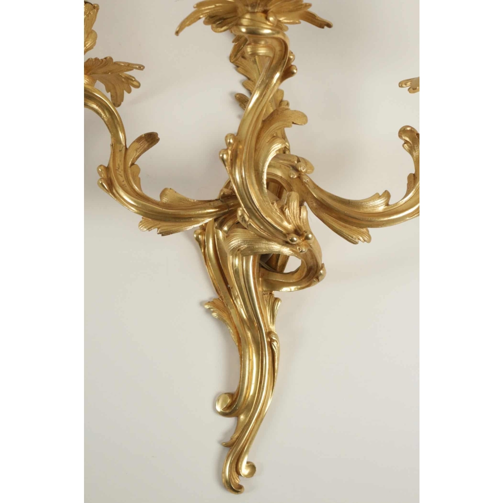 Suite de quatre appliques de style Louis XV, époque Napoléon III (1848 – 1870). | Biron Suite de quatre appliques de style Louis XV, époque Napoléon III (1848 - 1870).