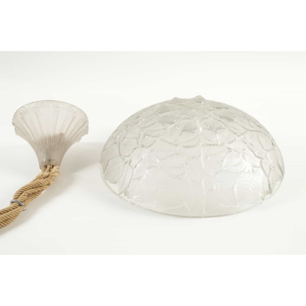 RENE LALIQUE (1860-1945) PLAFONNIER VASQUE « CHARMES » | Biron ||||||||