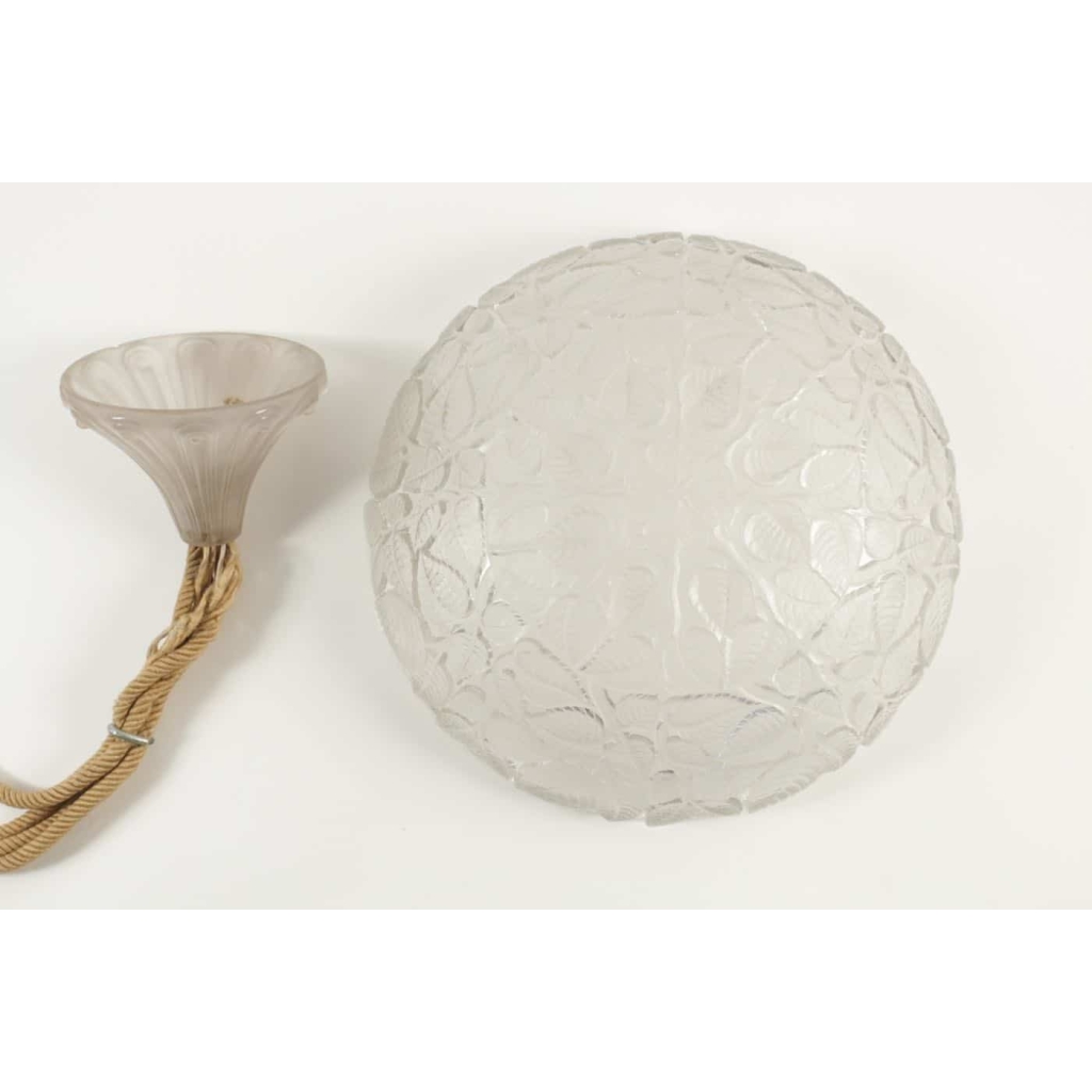 RENE LALIQUE (1860-1945) PLAFONNIER VASQUE « CHARMES » | Biron RENE LALIQUE (1860-1945) PLAFONNIER VASQUE « CHARMES »