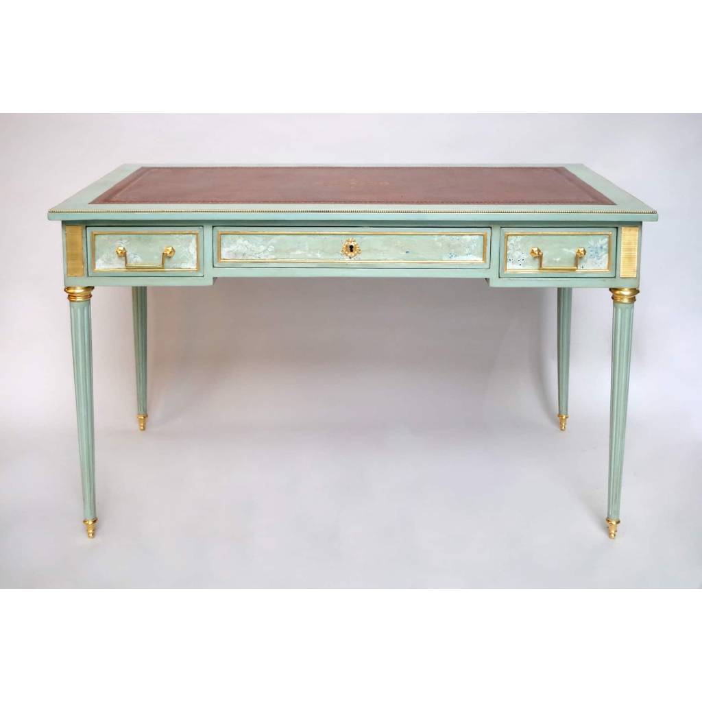 Petit bureau plat de style Louis XVI en laque céladon, circa 1950 | Biron ||||||||||