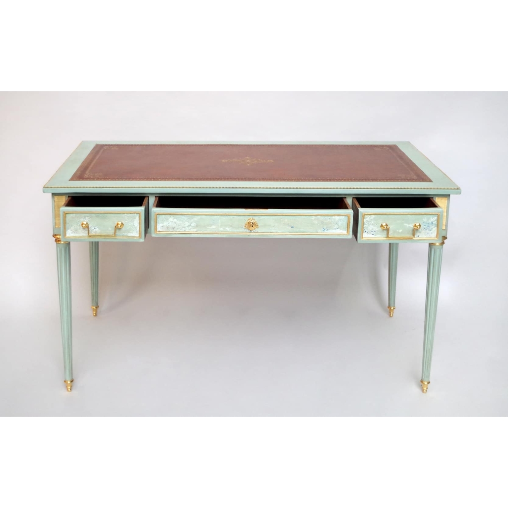 Petit bureau plat de style Louis XVI en laque céladon, circa 1950 | Biron Petit bureau plat de style Louis XVI en laque céladon, circa 1950