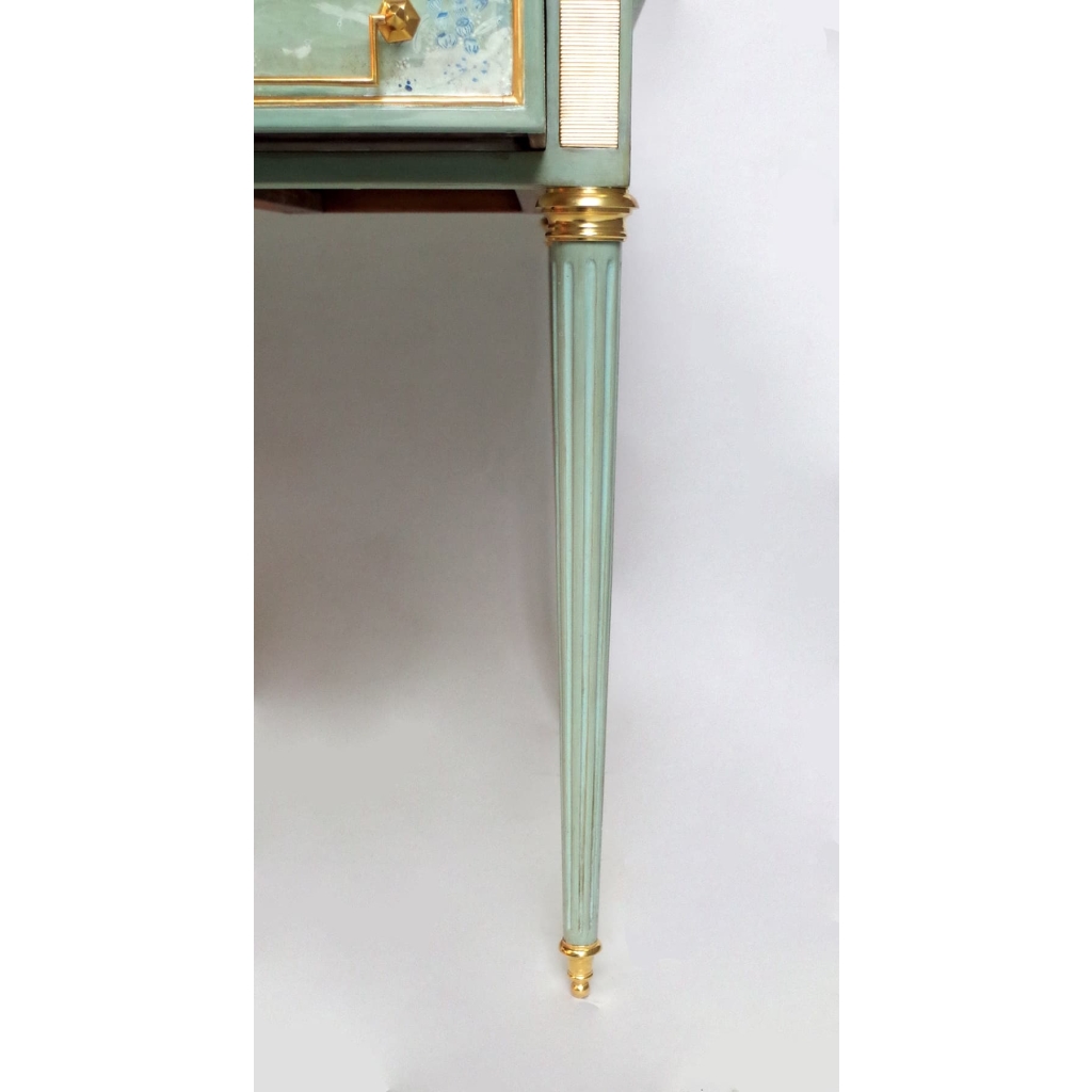 Petit bureau plat de style Louis XVI en laque céladon, circa 1950 | Biron Petit bureau plat de style Louis XVI en laque céladon, circa 1950
