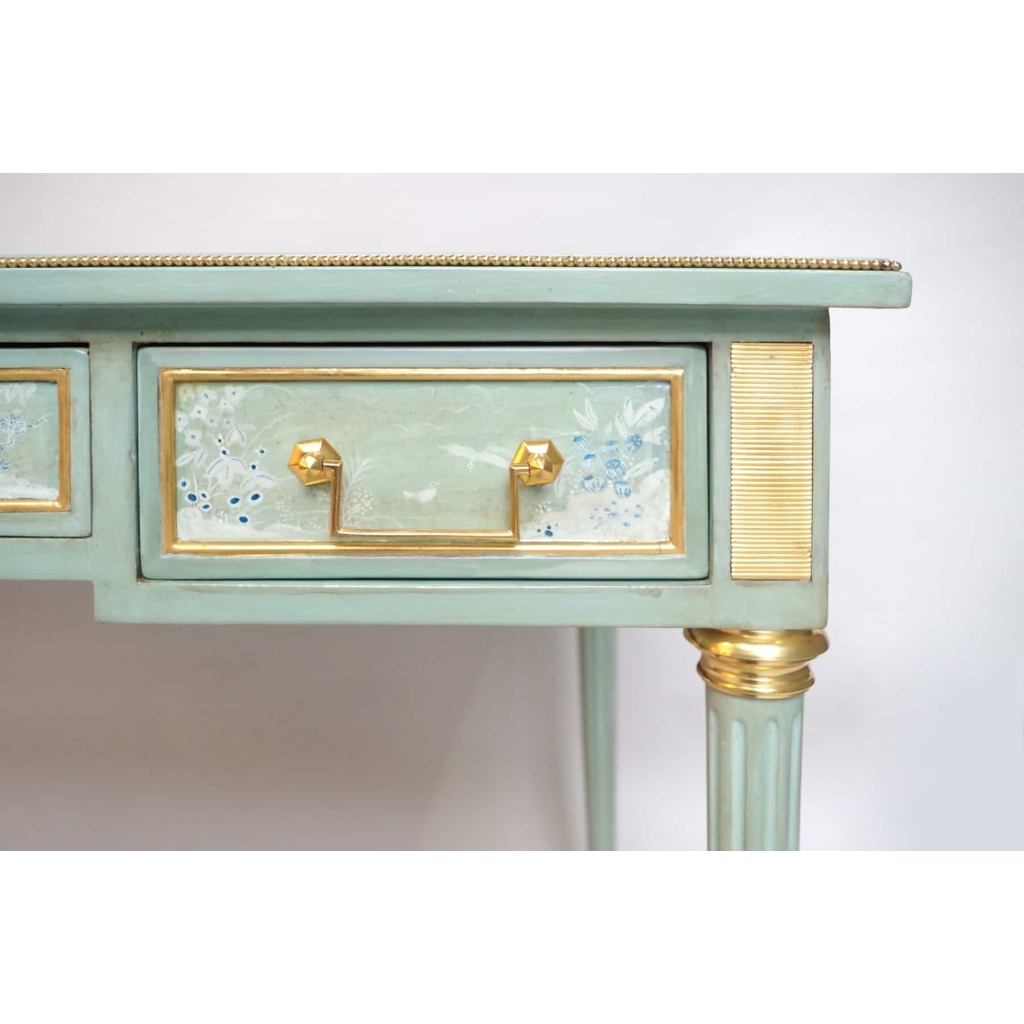 Petit bureau plat de style Louis XVI en laque céladon, circa 1950 | Biron Petit bureau plat de style Louis XVI en laque céladon, circa 1950