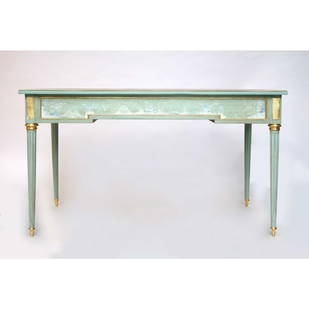 Petit bureau plat de style Louis XVI en laque céladon, circa 1950 | Biron Petit bureau plat de style Louis XVI en laque céladon, circa 1950