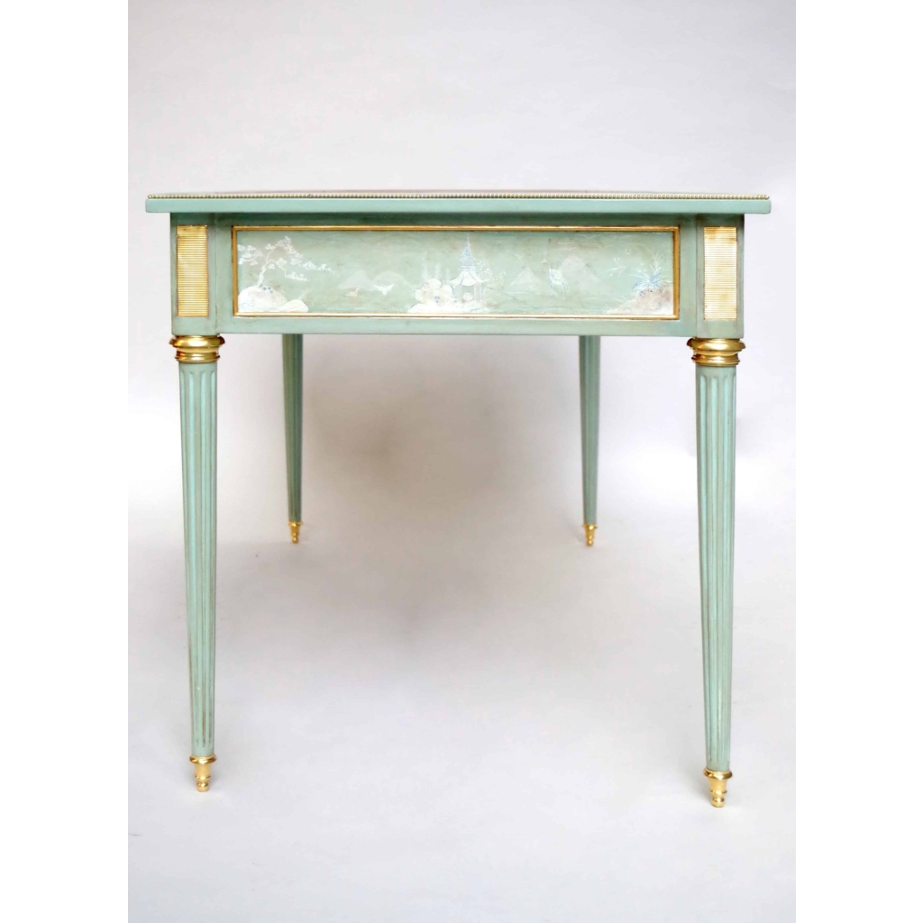 Petit bureau plat de style Louis XVI en laque céladon, circa 1950 | Biron Petit bureau plat de style Louis XVI en laque céladon, circa 1950