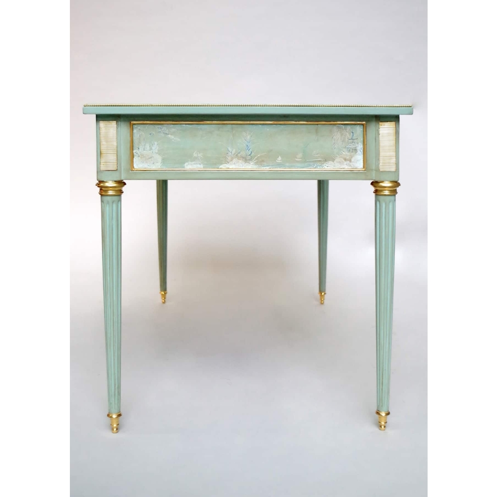 Petit bureau plat de style Louis XVI en laque céladon, circa 1950 | Biron Petit bureau plat de style Louis XVI en laque céladon, circa 1950