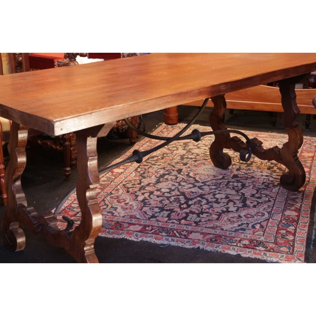 Table espagnole de la fin du 19e siècle