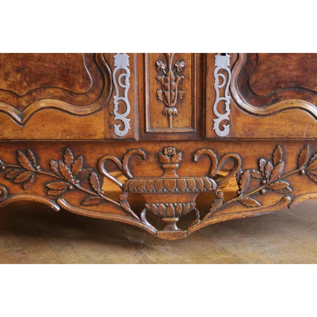 Buffet provençal en noyer de style LouisXV du XVIII ème siècle.