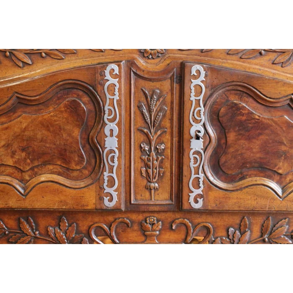 Buffet provençal en noyer de style LouisXV du XVIII ème siècle.
