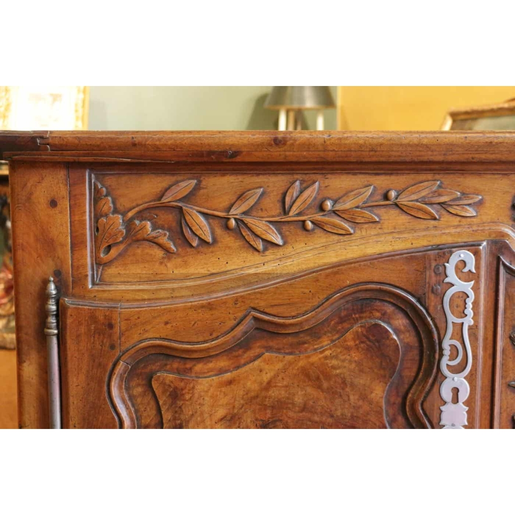 Buffet provençal en noyer de style LouisXV du XVIII ème siècle.
