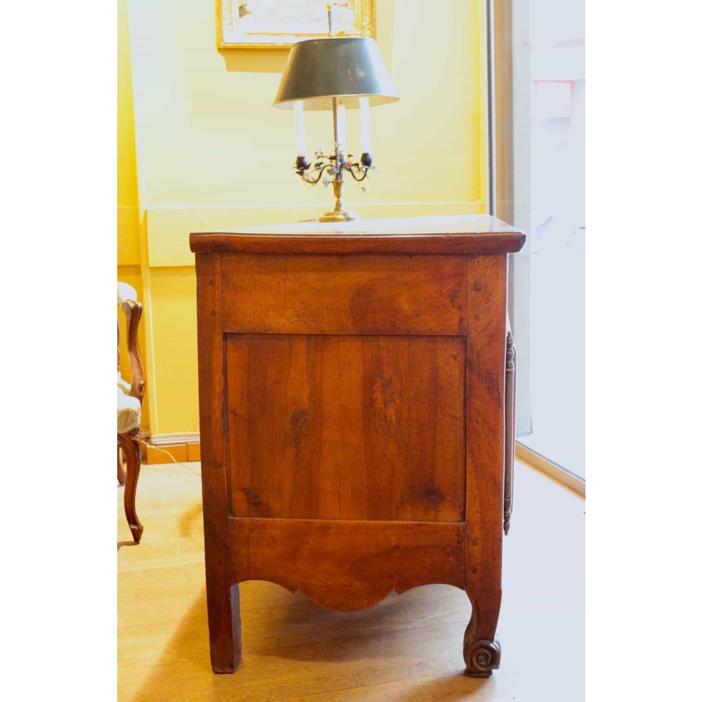 Buffet provençal en noyer de style LouisXV du XVIII ème siècle.