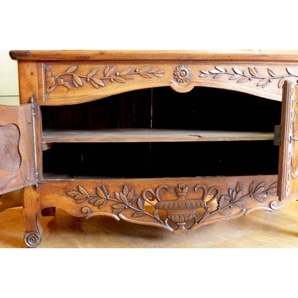 Buffet provençal en noyer de style LouisXV du XVIII ème siècle.