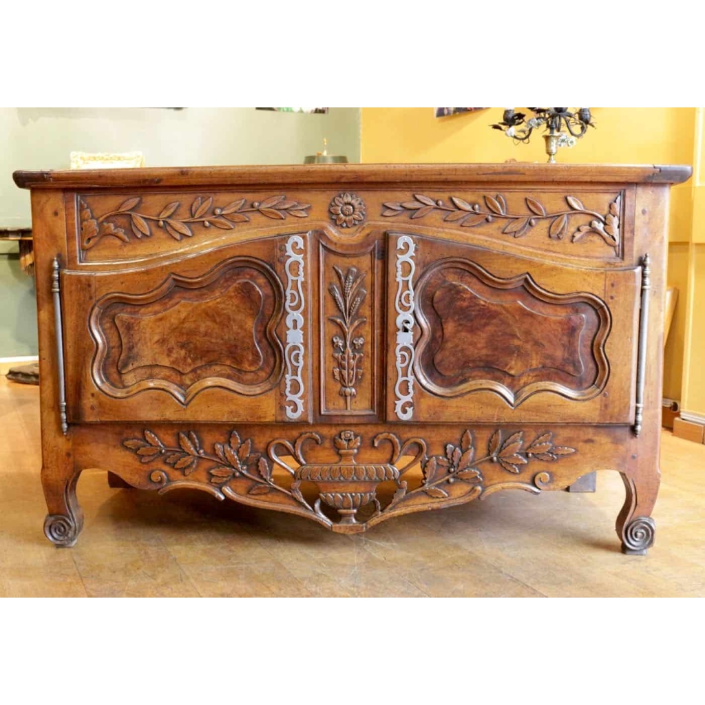 Buffet provençal en noyer de style LouisXV du XVIII ème siècle.
