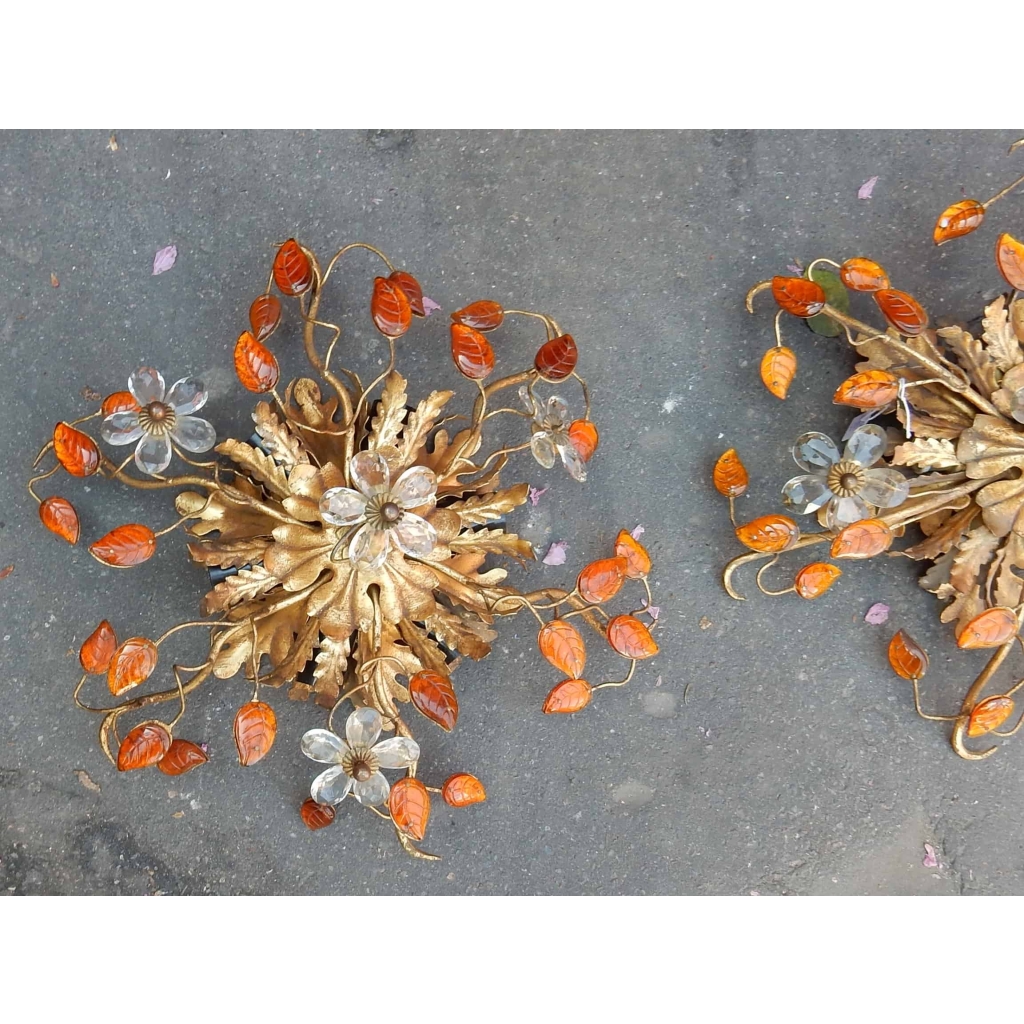 1970′ Série de 2 Plafonniers ou Appliques à Décor de Fleurs et Feuilles en Métal Doré Style Maison Bagués Feuilles en Verre de Couleur Orange | Biron 1970' Série de 2 Plafonniers ou Appliques à Décor de Fleurs et Feuilles en Métal Doré Style Maison Bagués Feuilles en Verre de Couleur Orange