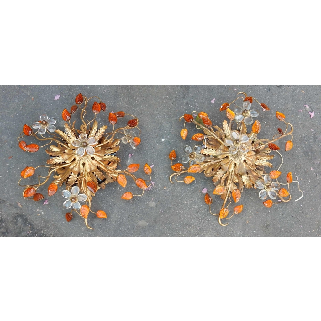1970′ Série de 2 Plafonniers ou Appliques à Décor de Fleurs et Feuilles en Métal Doré Style Maison Bagués Feuilles en Verre de Couleur Orange | Biron 1970' Série de 2 Plafonniers ou Appliques à Décor de Fleurs et Feuilles en Métal Doré Style Maison Bagués Feuilles en Verre de Couleur Orange