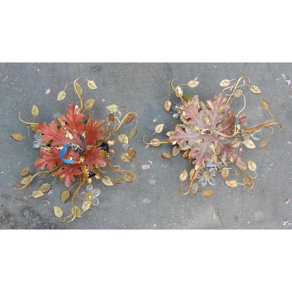 1970′ Série de 2 Plafonniers ou Appliques à Décor de Fleurs et Feuilles en Métal Doré Style Maison Bagués Feuilles en Verre de Couleur Orange | Biron 1970' Série de 2 Plafonniers ou Appliques à Décor de Fleurs et Feuilles en Métal Doré Style Maison Bagués Feuilles en Verre de Couleur Orange