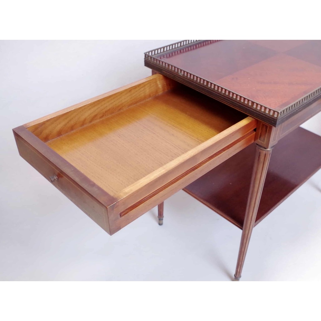 Paire de petites tables à tiroir en acajou marqueté de style Louis XVI, circa 1940
