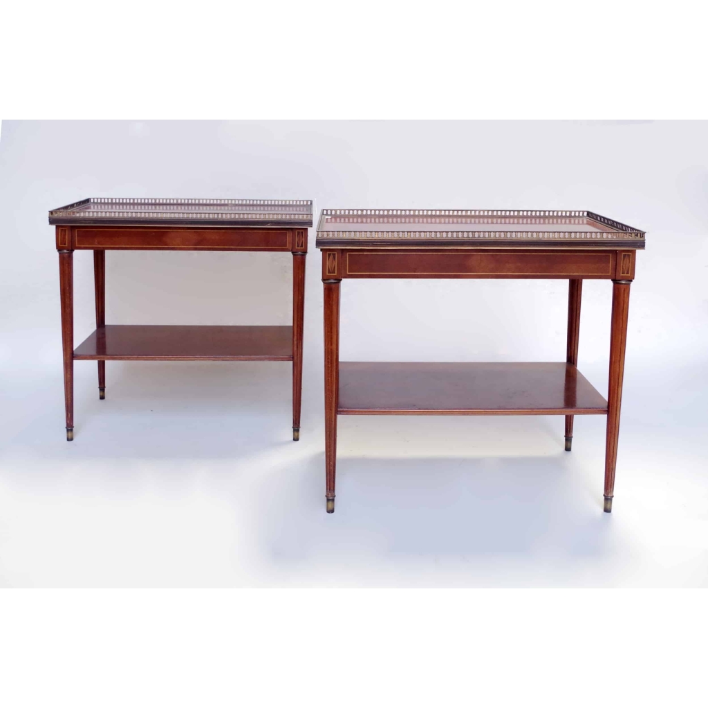 Paire de petites tables à tiroir en acajou marqueté de style Louis XVI, circa 1940