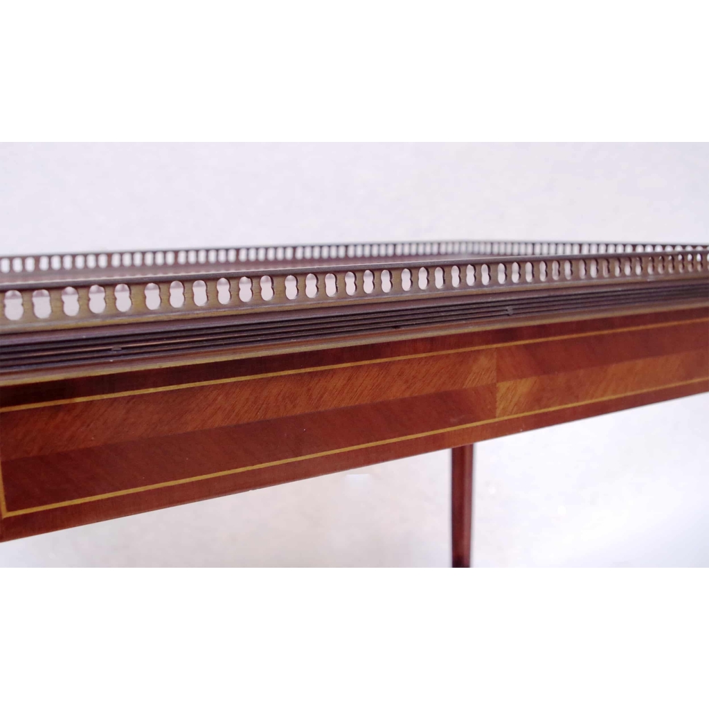 Paire de petites tables à tiroir en acajou marqueté de style Louis XVI, circa 1940