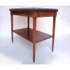 Paire de petites tables à tiroir en acajou marqueté de style Louis XVI, circa 1940