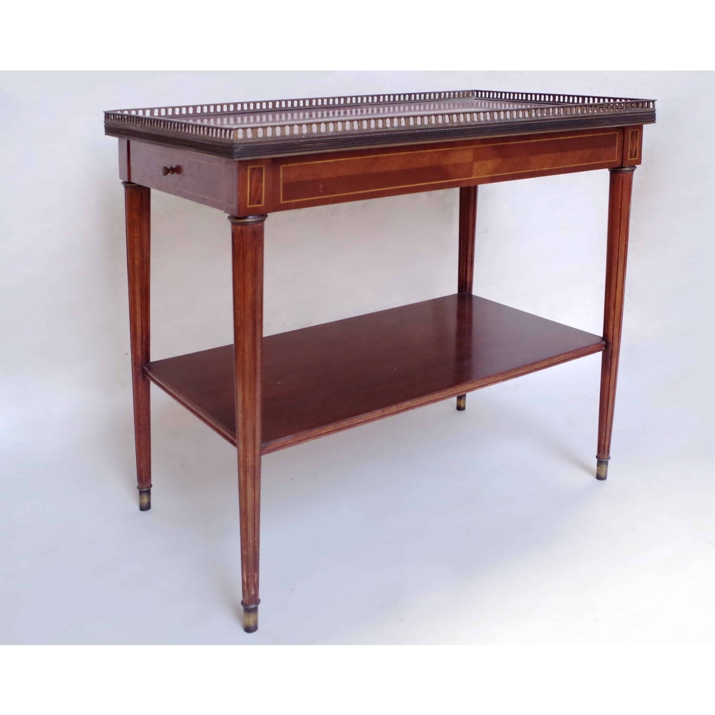 Paire de petites tables à tiroir en acajou marqueté de style Louis XVI, circa 1940