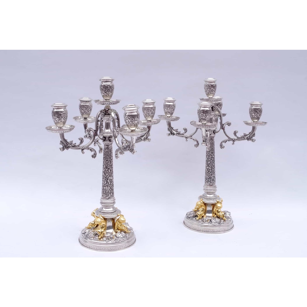 Paire de candélabres en argent niellé de style Louis XIV et décor de putti dorés, époque 1900 | Biron |||||||