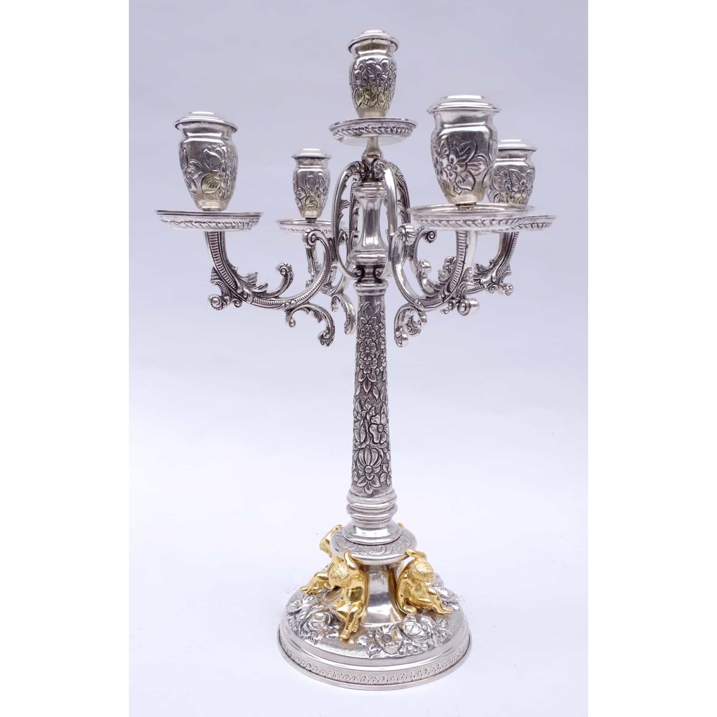 Paire de candélabres en argent niellé de style Louis XIV et décor de putti dorés, époque 1900 | Biron Paire de candélabres en argent niellé de style Louis XIV et décor de putti dorés, époque 1900