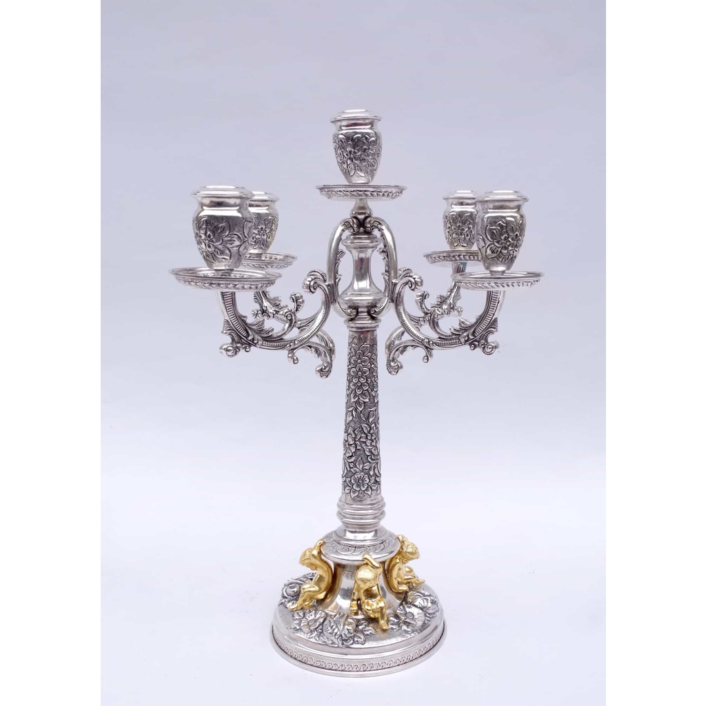 Paire de candélabres en argent niellé de style Louis XIV et décor de putti dorés, époque 1900 | Biron Paire de candélabres en argent niellé de style Louis XIV et décor de putti dorés, époque 1900