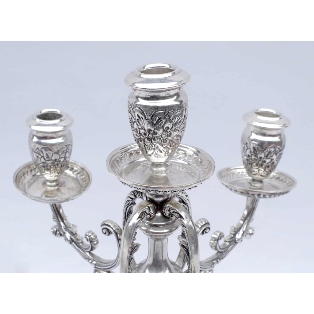 Paire de candélabres en argent niellé de style Louis XIV et décor de putti dorés, époque 1900 | Biron Paire de candélabres en argent niellé de style Louis XIV et décor de putti dorés, époque 1900