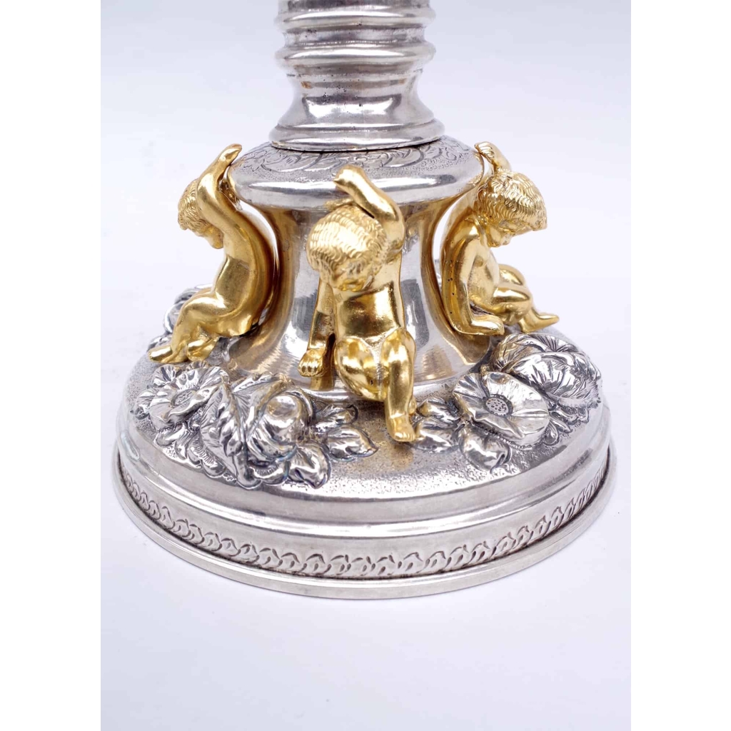 Paire de candélabres en argent niellé de style Louis XIV et décor de putti dorés, époque 1900 | Biron Paire de candélabres en argent niellé de style Louis XIV et décor de putti dorés, époque 1900