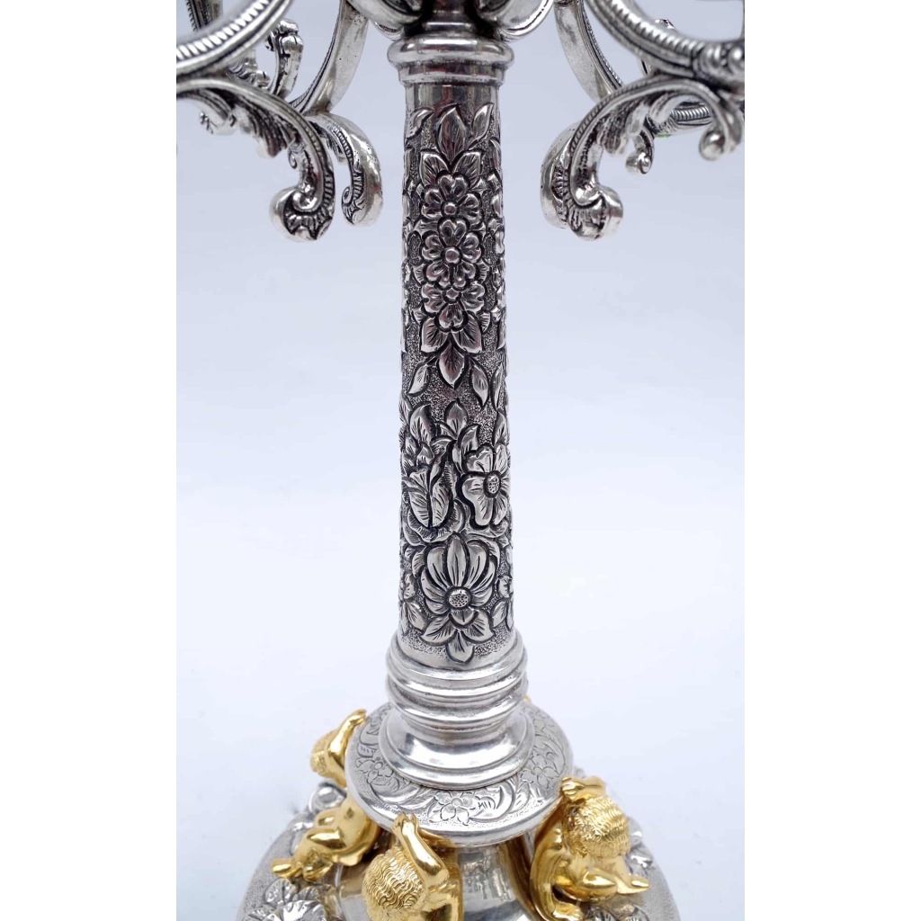 Paire de candélabres en argent niellé de style Louis XIV et décor de putti dorés, époque 1900 | Biron Paire de candélabres en argent niellé de style Louis XIV et décor de putti dorés, époque 1900