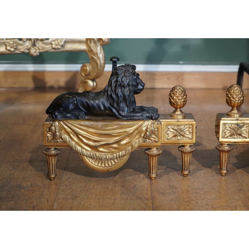 Paire de chenets en bronze ciselé de style Louis XVI