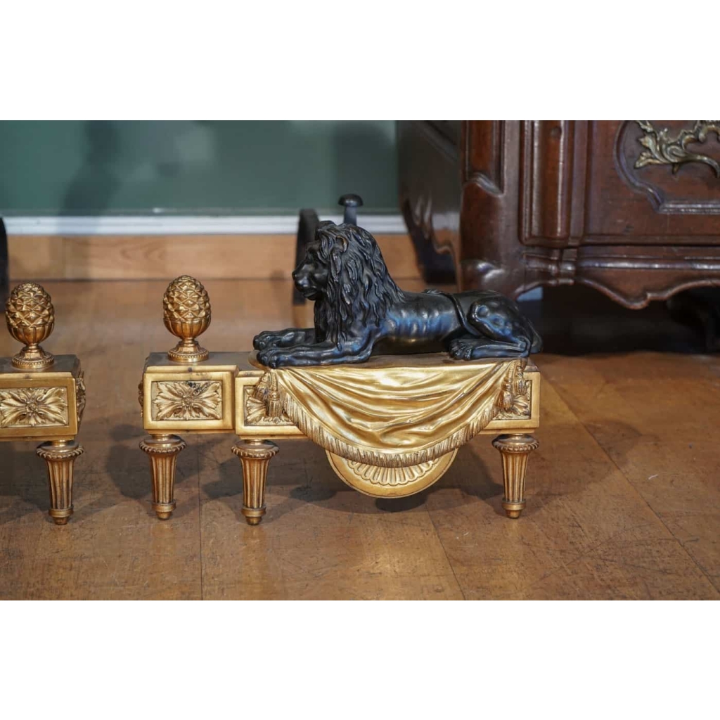 Paire de chenets en bronze ciselé de style Louis XVI