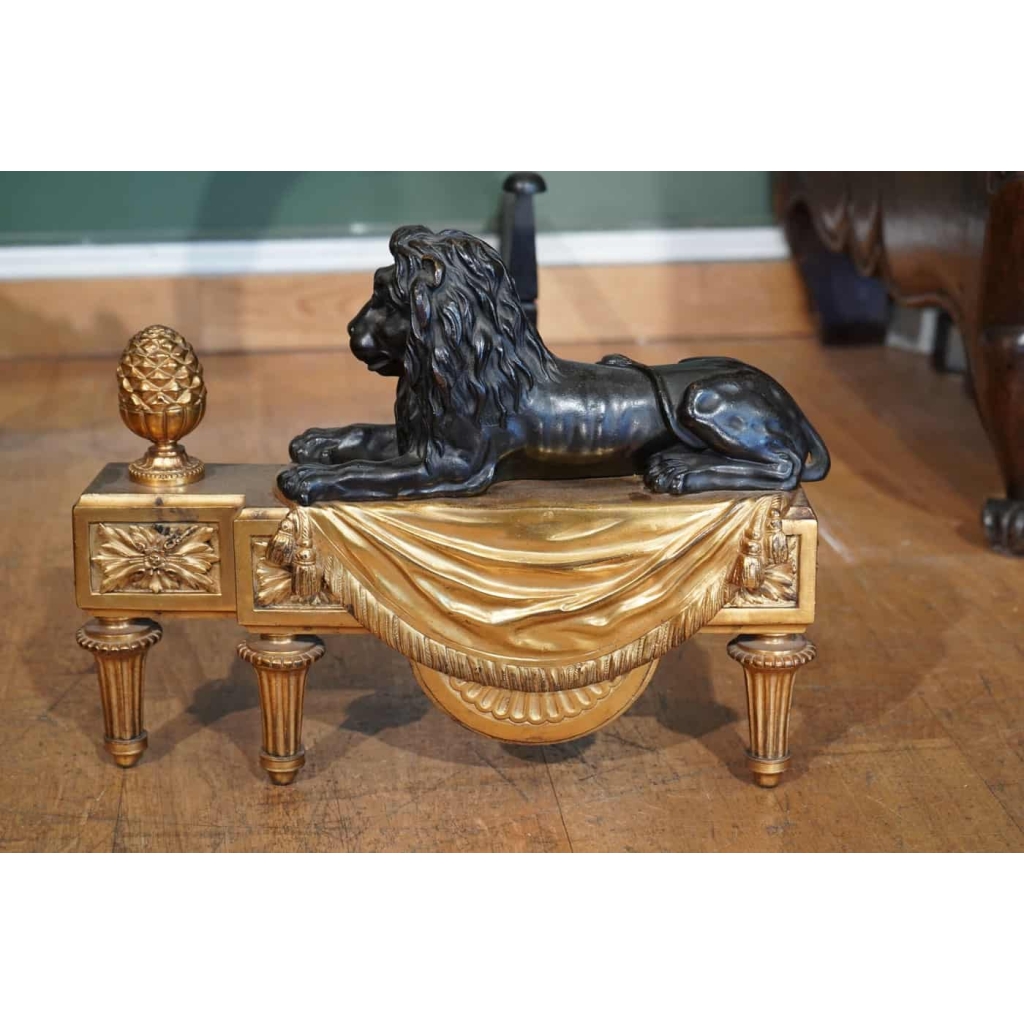 Paire de chenets en bronze ciselé de style Louis XVI