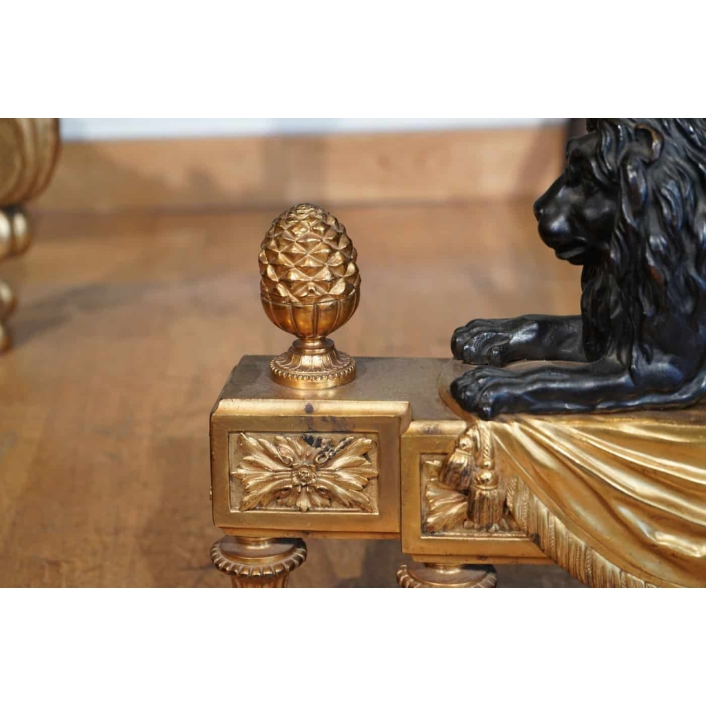Paire de chenets en bronze ciselé de style Louis XVI