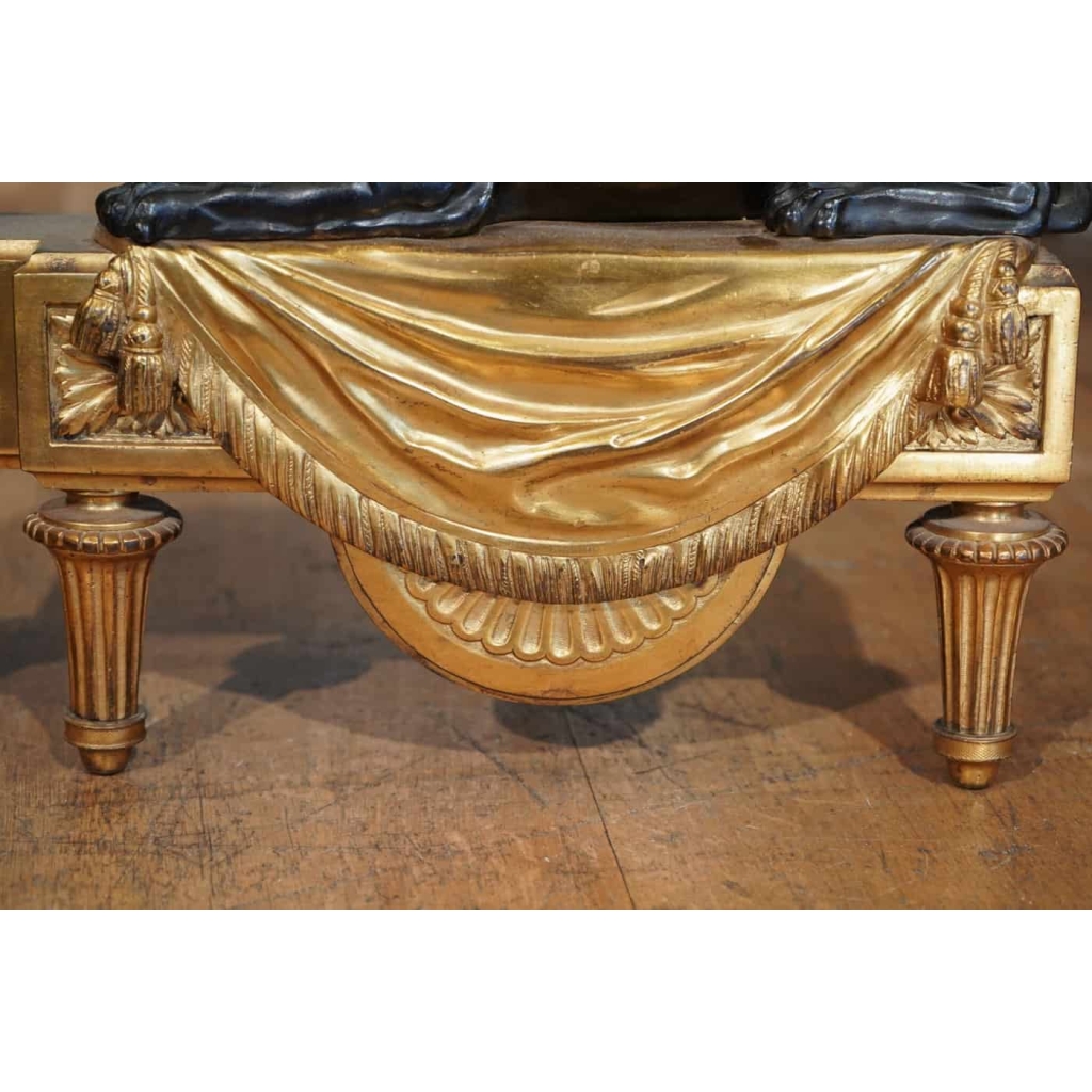 Paire de chenets en bronze ciselé de style Louis XVI