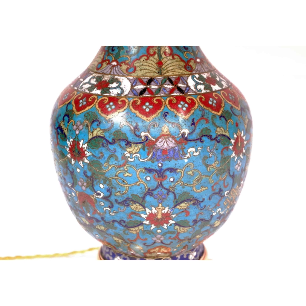 Paire de lampes en émaux cloisonnés à fond bleu montées en bronze doré, fin XIXème siècle
