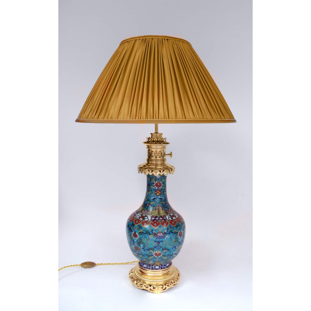 Paire de lampes en émaux cloisonnés à fond bleu montées en bronze doré, fin XIXème siècle