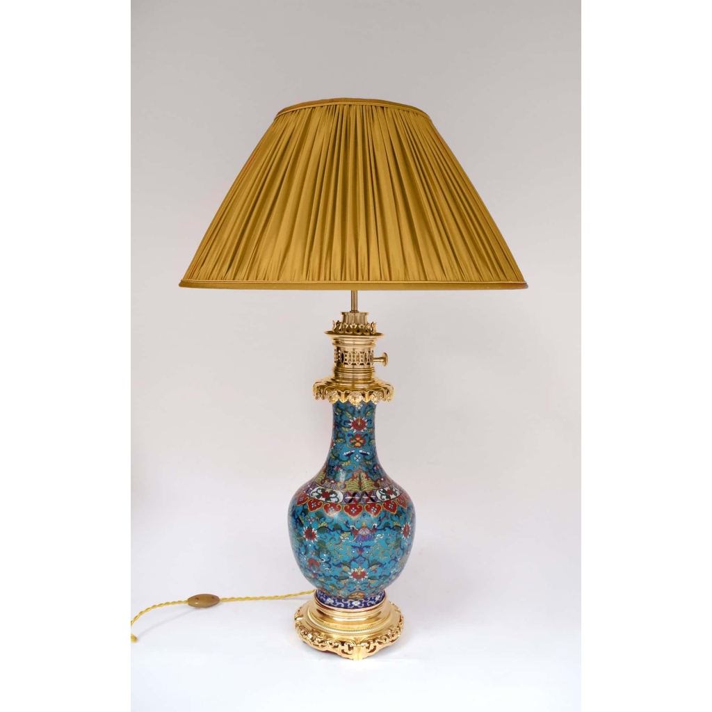 Paire de lampes en émaux cloisonnés à fond bleu montées en bronze doré, fin XIXème siècle