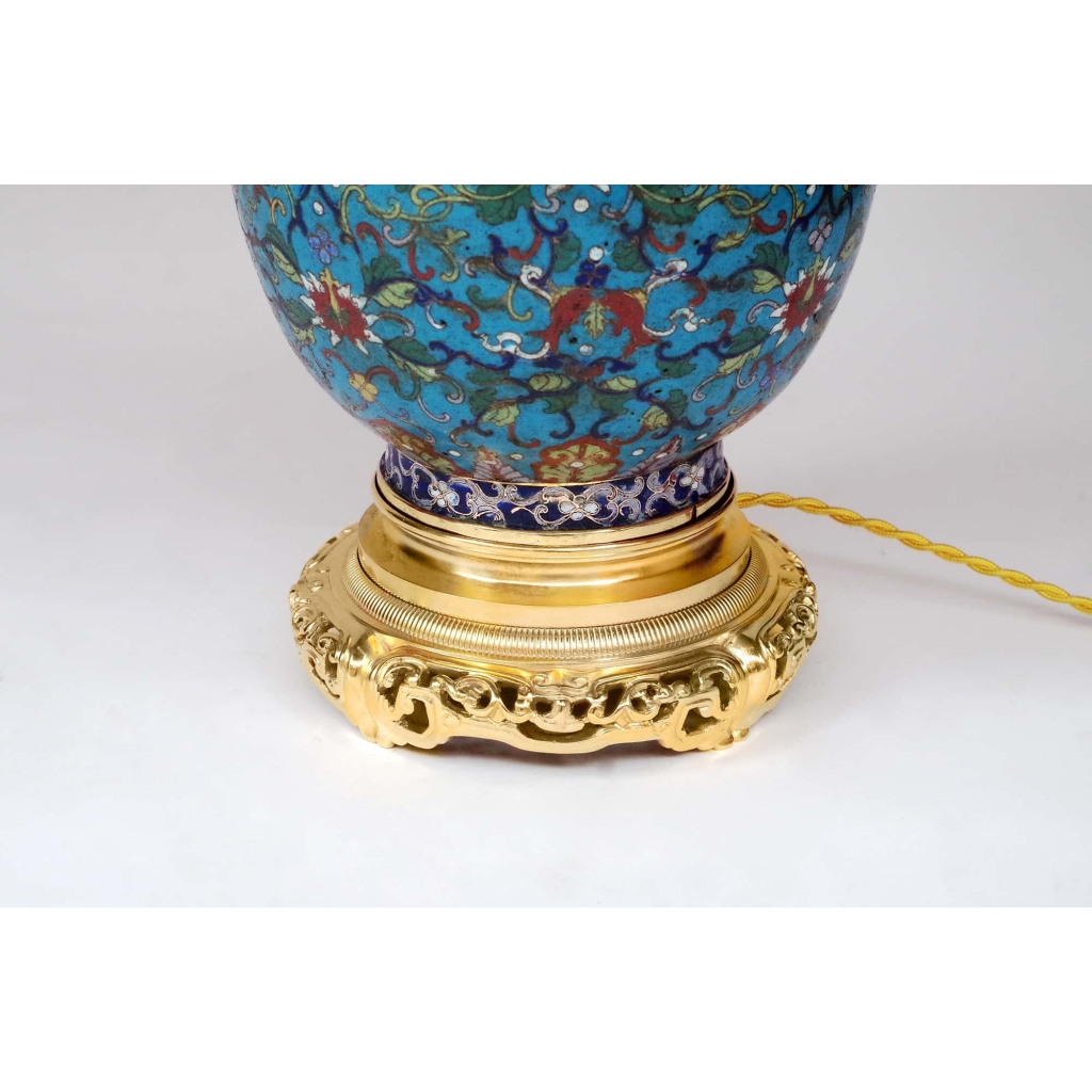 Paire de lampes en émaux cloisonnés à fond bleu montées en bronze doré, fin XIXème siècle