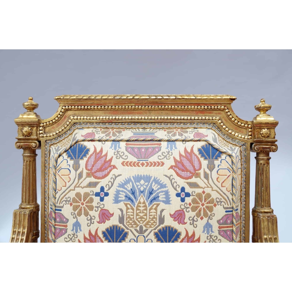 Paire de fauteuils à la reine à colonnes détachées en bois doré, style Louis XVI, circa 1880 | Biron Paire de fauteuils à la reine à colonnes détachées en bois doré, style Louis XVI, circa 1880