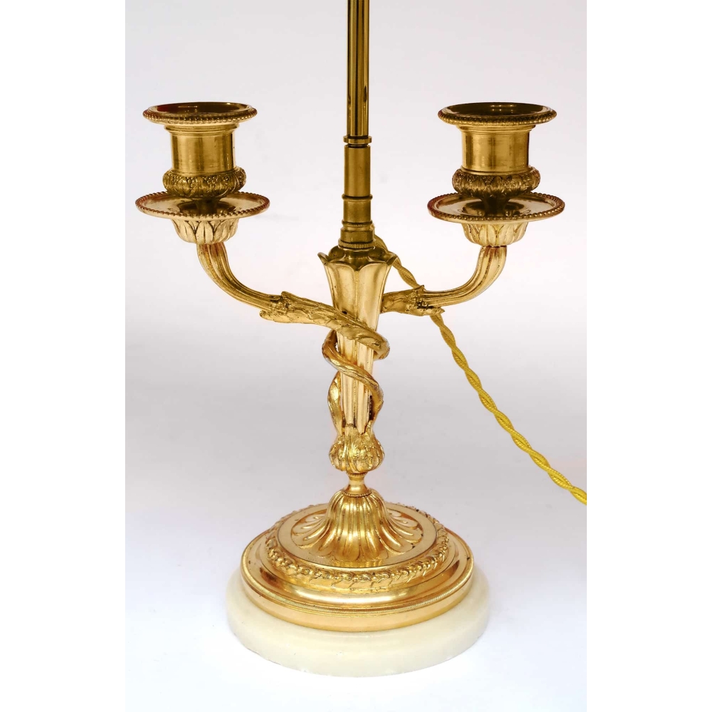 Paire de bougeoirs de style Louis XVI à deux bras de lumière montés en lampe, bronze doré, circa 1880