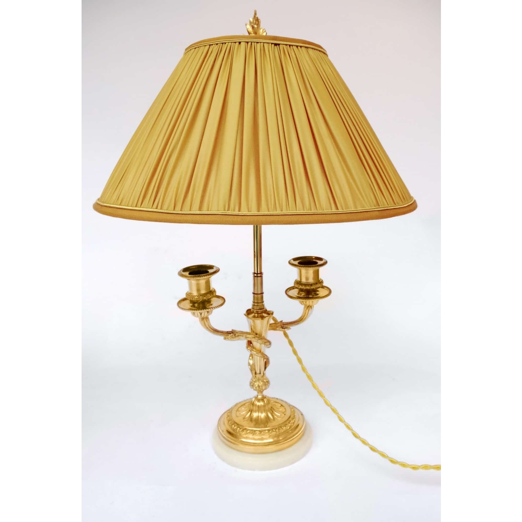 Paire de bougeoirs de style Louis XVI à deux bras de lumière montés en lampe, bronze doré, circa 1880